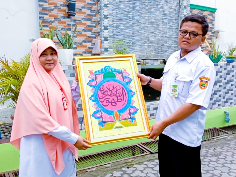 Penyerahan Kenang-Kenangan dari SDIT Al Hadi: Sinergi Lintas Unit