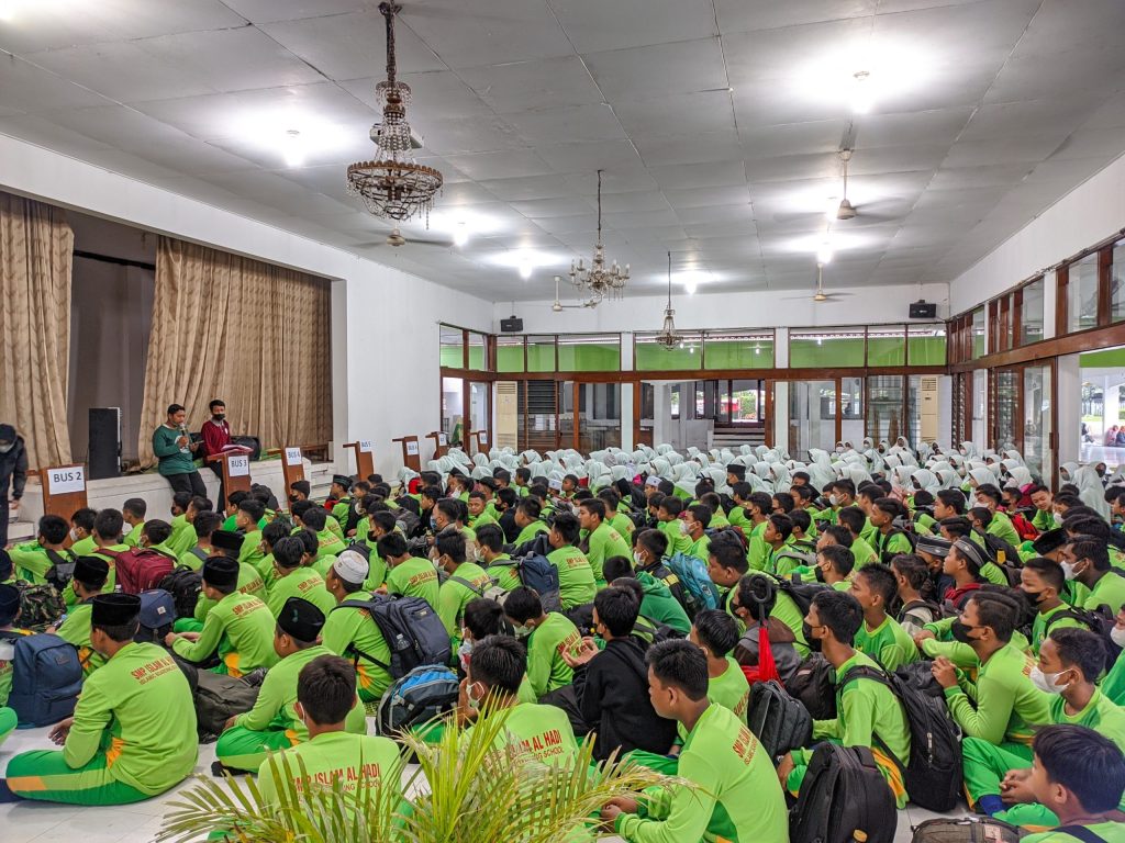 Mari Piknik Jangan Panik : Keseruan Study Tour SMP Islam Al Hadi Tujuan Semarang