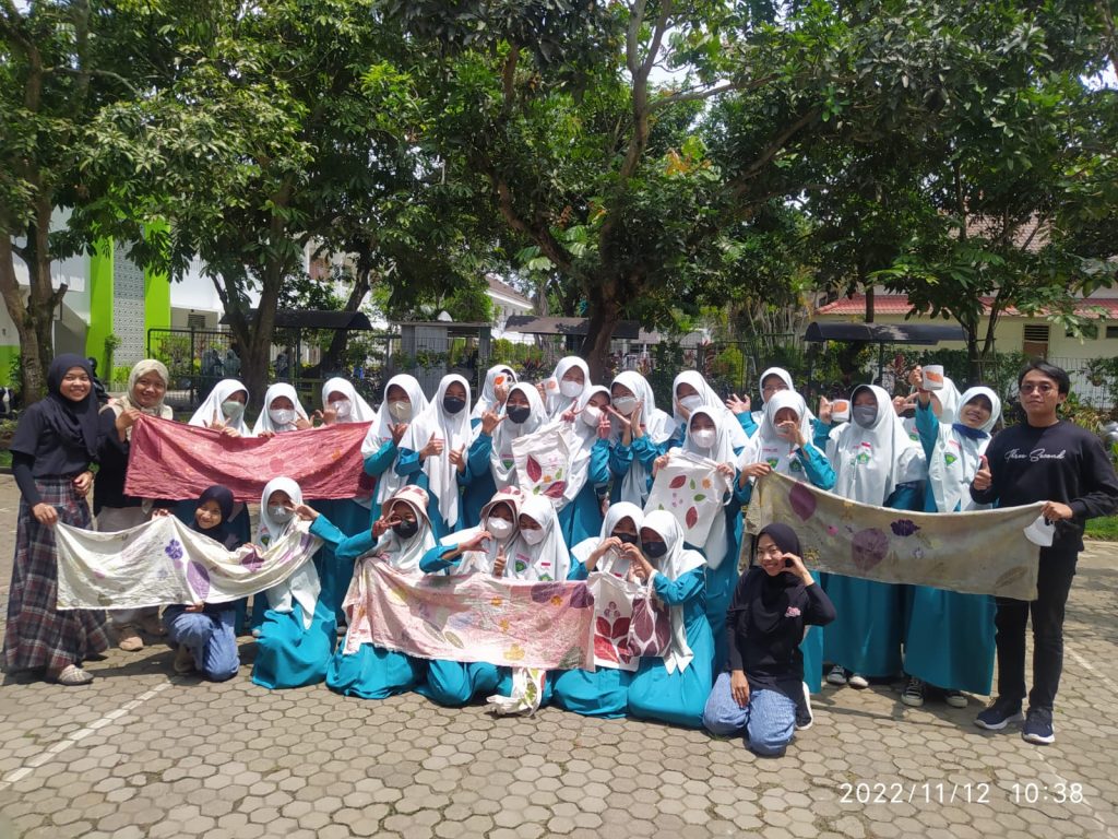 Uji Kreativitas Siswa SMP Islam Al Hadi Melalui Pembuatan Ecoprint