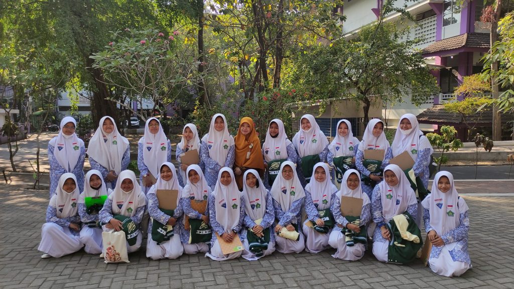 Kelas PK Science Kunjungan Belajar di Laboratorium UNS