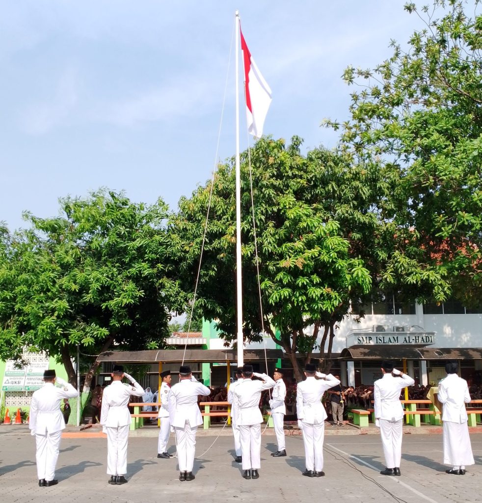 Siswa-Siswi SMP Islam Al Hadi Ikuti Upacara Peringatan Hari Pahlawan dengan Khidmat