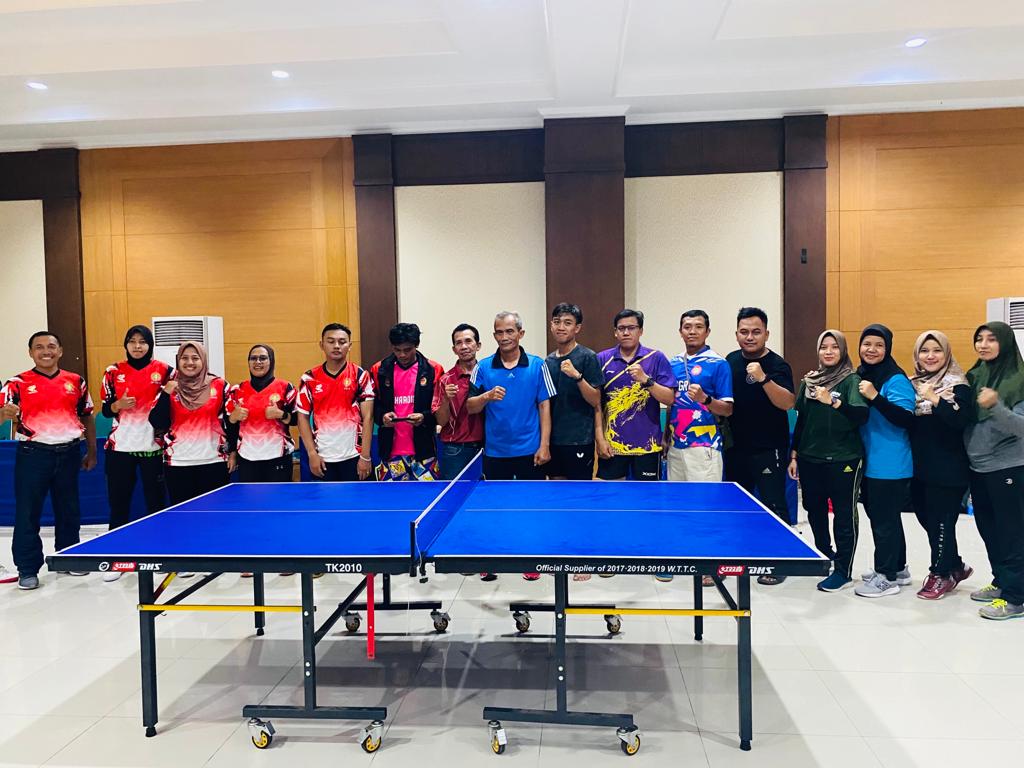 Porseni PGRI Jateng: Pak Feddy dan Tim Berhasil Raih Juara 3 Cabang Tenis Meja