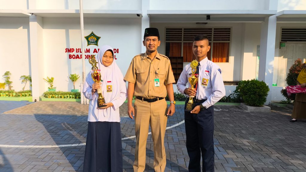 Kayla dan Azfar: Raih Prestasi Lewat Pramuka!