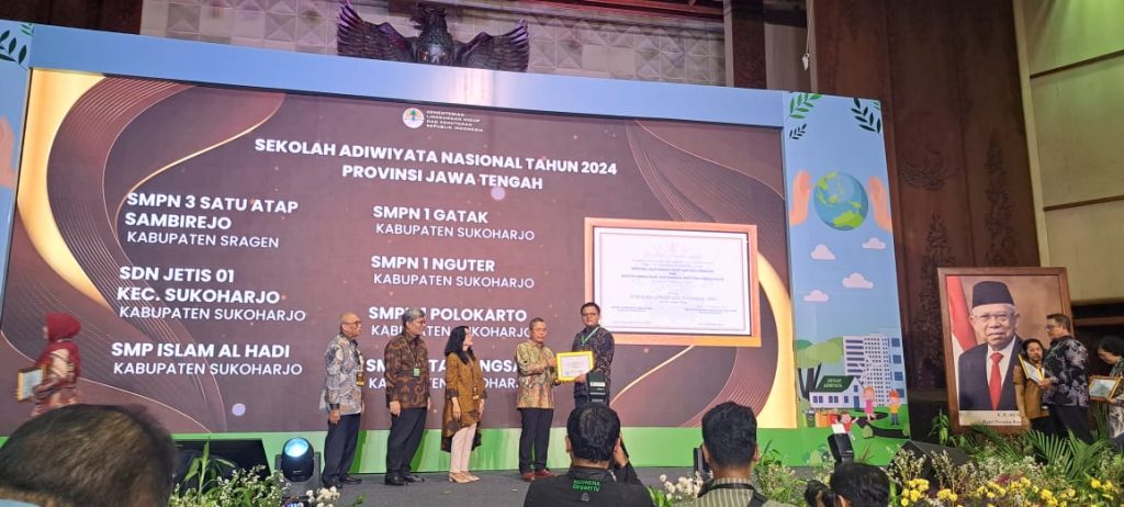 SMP Islam Al Hadi Raih Penghargaan Sekolah Adiwiyata Nasional 2024