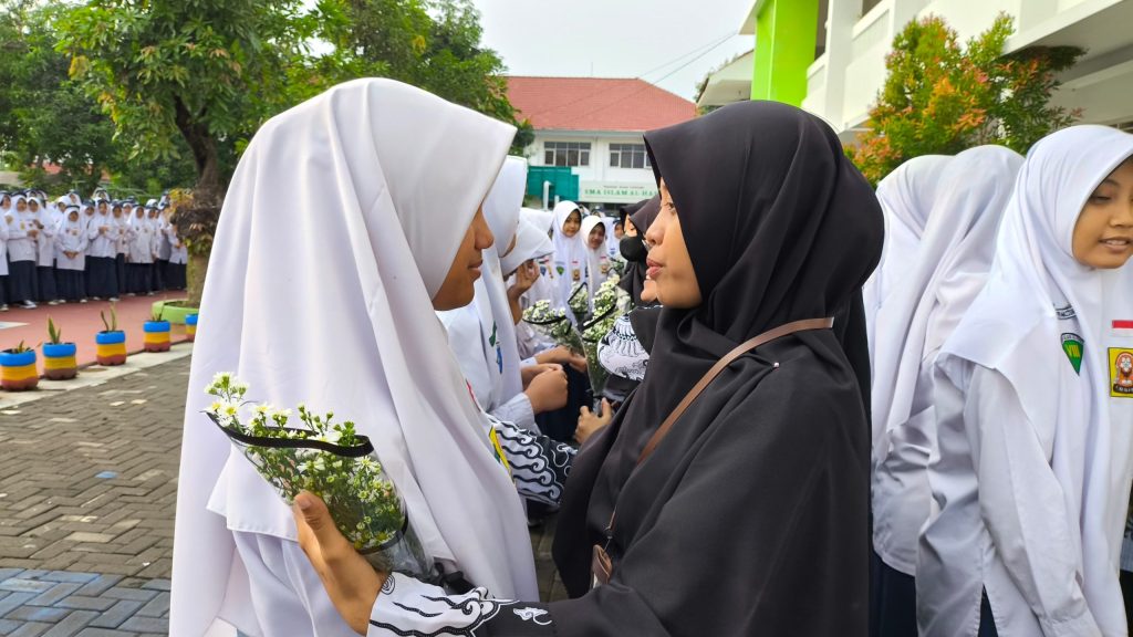 Peringatan Hari Guru Nasional SMP Islam Al Hadi: Penuh Haru